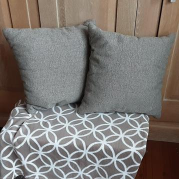  Mooie dikke sierkussens 3€/st, 5€ allebei + GRATIS plaid beschikbaar voor biedingen