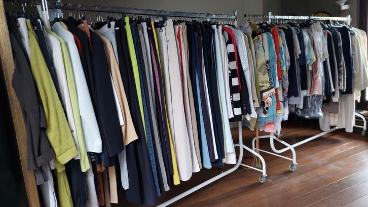 Lot kleding (160 stuks) premiummerken, Vêtements | Femmes, Culottes & Pantalons, Comme neuf, Enlèvement