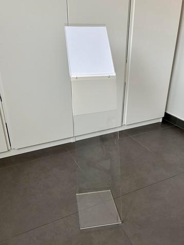 Visueel A4-display met standaard beschikbaar voor biedingen