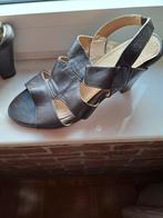 Sandale, Enlèvement