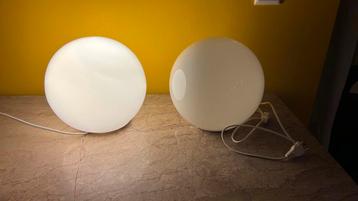 2 witte glazen tafellampen van IKEA FADO. Met schakelaar beschikbaar voor biedingen