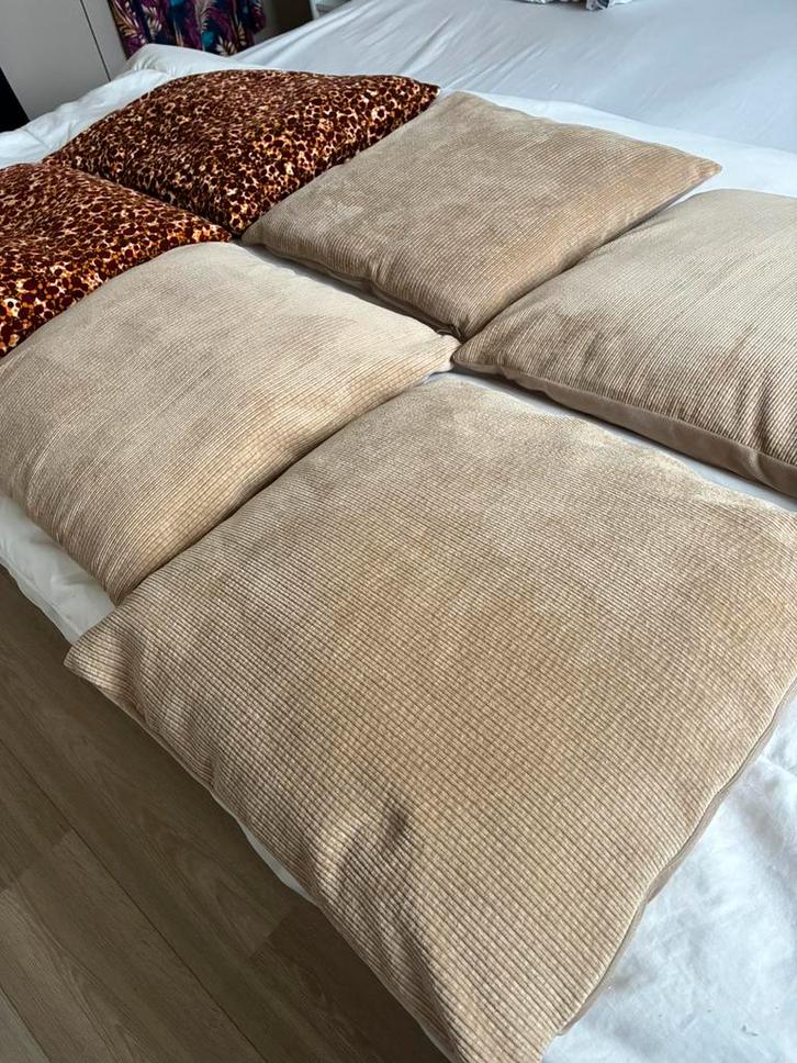 Zetel Kussen nog nieuw plaid- fleecedekens weggeef prijsjes, Huis en Inrichting, Woonaccessoires | Kussens, Beige, Ophalen