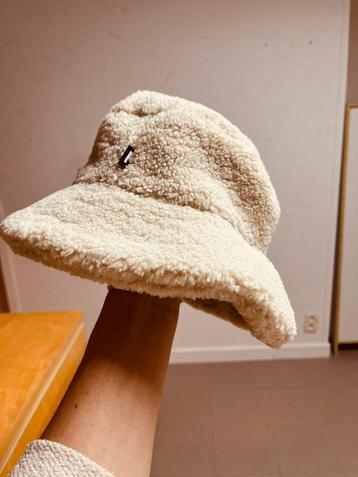 Nieuw, teddy hoedje beschikbaar voor biedingen