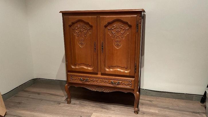 Sierlijke houten kast met dubbele deuren en lade GRATIS, Huis en Inrichting, Kasten | Kleerkasten, Met lade(s), Met plank(en)