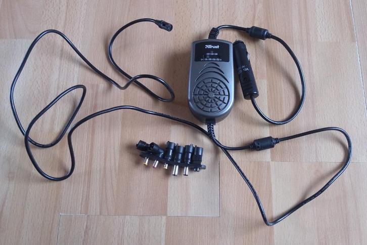 Universele 12 V autostekkeradapter voor laptop, Computers en Software, Laptop-opladers, Ophalen of Verzenden