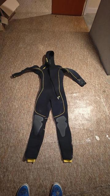 Wetsuit 7mm maat M slecht 4 duiken mee gedaan beschikbaar voor biedingen