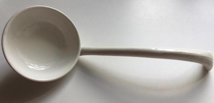 Witte Keramische Pollepel Société Céramique Maestricht, Antiek en Kunst, Antiek | Keramiek en Aardewerk, Ophalen