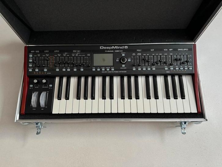 Behringer Deepmind 6 + flightcase, Muziek en Instrumenten, Synthesizers, Zo goed als nieuw, Overige merken, Met koffer of flightcase