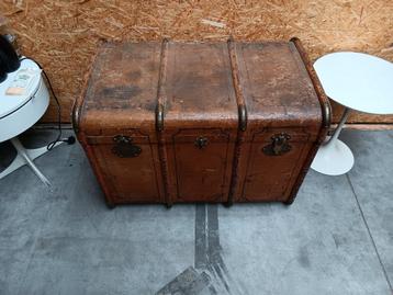 Oude hutkoffer GRATIS op te halen beschikbaar voor biedingen