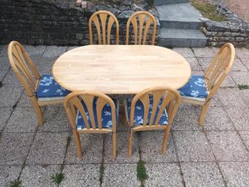 Table à manger + 6 chaises beschikbaar voor biedingen