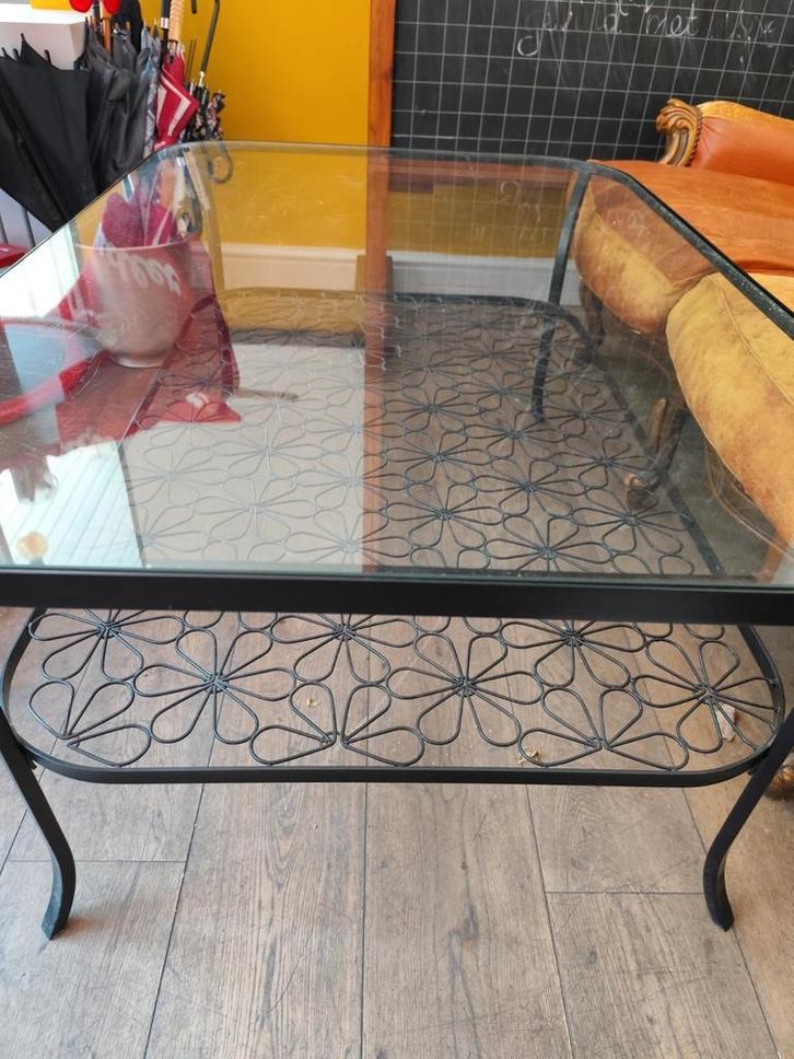 Smeedijzeren salontafel met glazen bovenblad., Huis en Inrichting, Tafels | Salontafels, Gebruikt, Glas, Ophalen