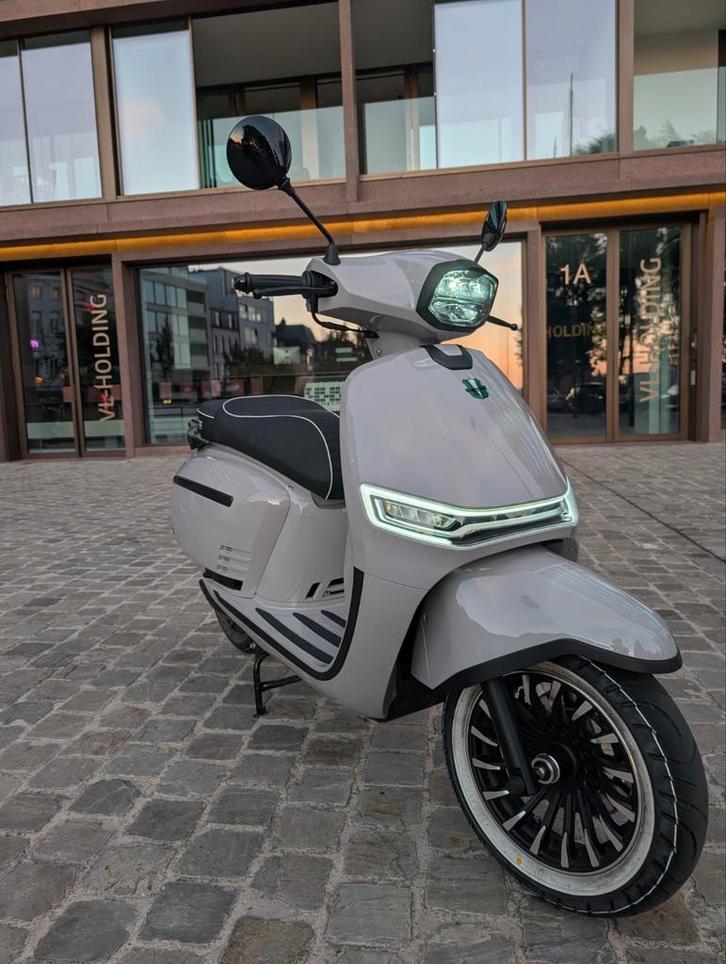 GTS-Elevanti 1500km bijna nieuw. (Aankoop prijs 3400euro), Vélos & Vélomoteurs, Scooters | Marques Autre, Comme neuf, Classe B (45 km/h)