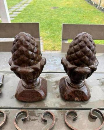 Gietijzeren dennenappels met haken nieuw beschikbaar voor biedingen