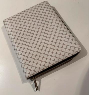 Hoesje voor kleine tablet of heel grote gsm met vakjes beschikbaar voor biedingen