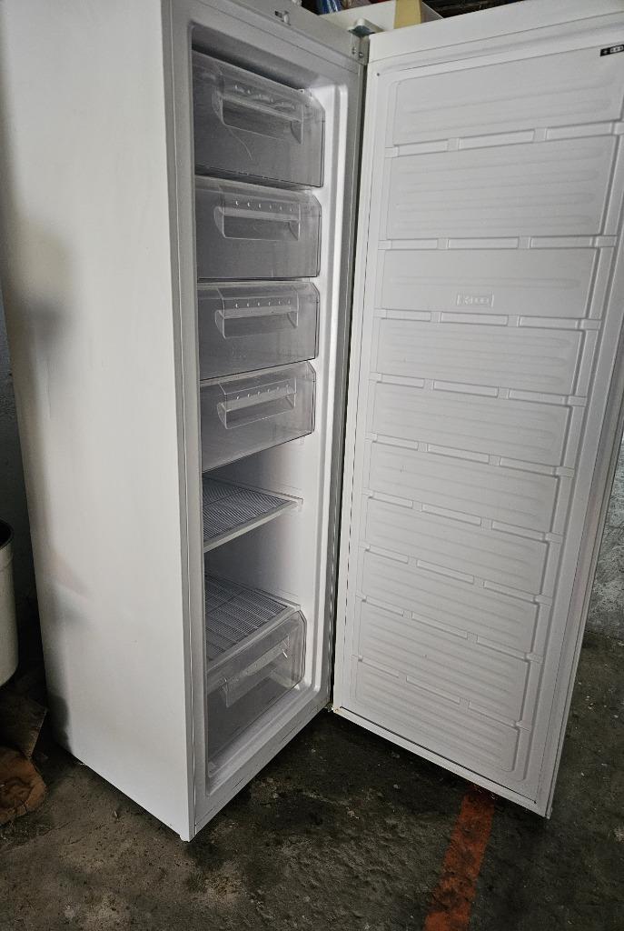 Valberg 240L verticale vrieskast, Elektronische apparatuur, Vriezers en Diepvrieskisten, Gebruikt, Tussenbouw, Vrieskast, 160 cm of meer