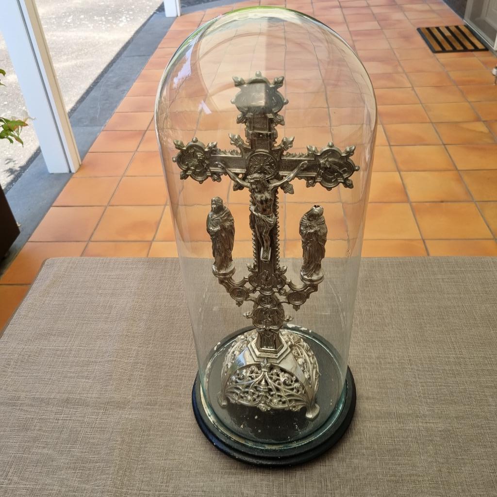 Metalen kruisbeeld onder glazen stolp, Antiek en Kunst, Antiek | Religieuze voorwerpen, Ophalen
