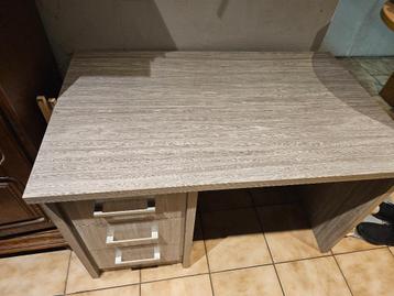 Modern Bureau beschikbaar voor biedingen