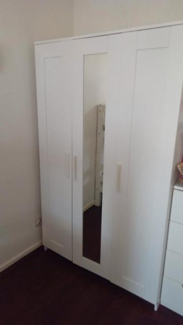 Hierbij verkoop ik een witte kleerkast in uitstekende staat. beschikbaar voor biedingen