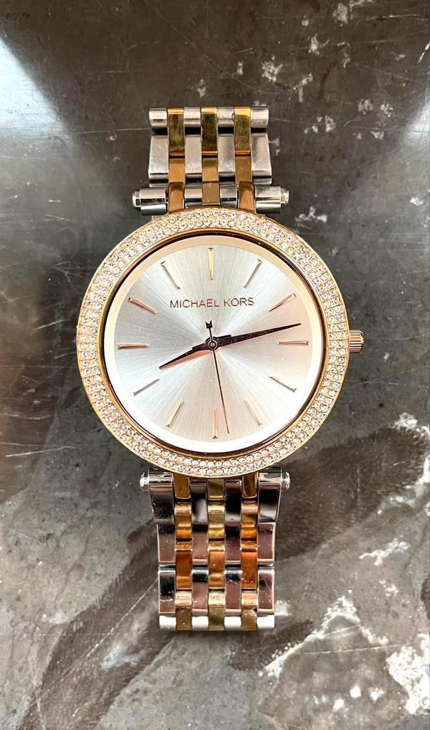 Montre Michael Kors modèle darci argent, Handtassen en Accessoires, Armbanden, Gebruikt
