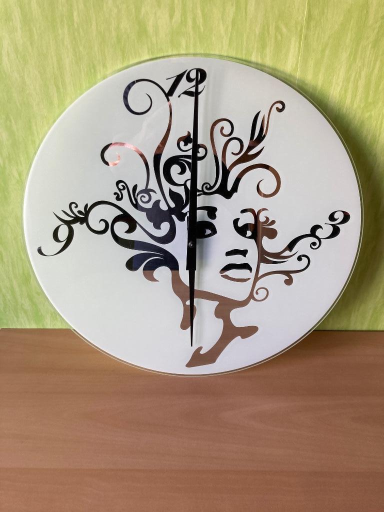 Réveil mural rond motif visage, Ophalen, Gebruikt, Rond, Minder dan 50 cm