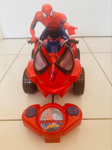 Op afstand bestuurbare quad en figuur Spiderman  beschikbaar voor biedingen