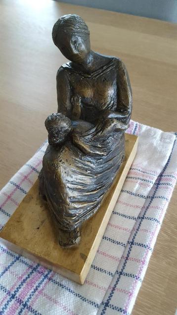 bronzen beeld moeder en kind