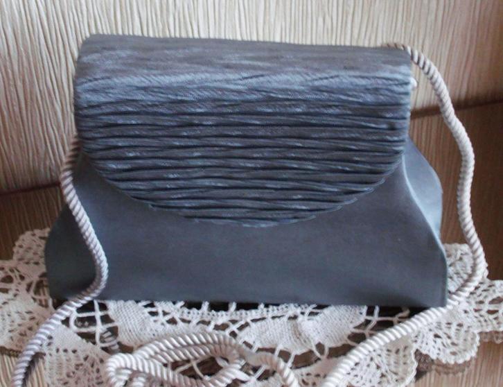 Nieuw grijs zijden handtasje met schouderriem, Bijoux, Sacs & Beauté, Sacs | Sacs Femme, Neuf, Sac à bandoulière, Gris, Enlèvement ou Envoi