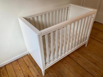 Mooi, veilig babybed uit massief berkenhout van merk Troll beschikbaar voor biedingen
