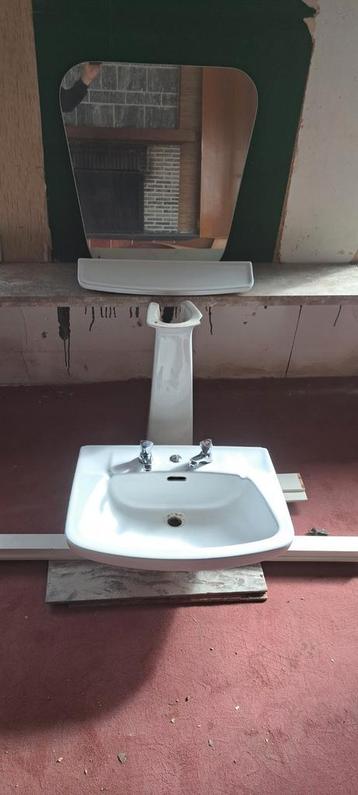 Lavabo met onderzuil en spiegel met zeepschap  beschikbaar voor biedingen