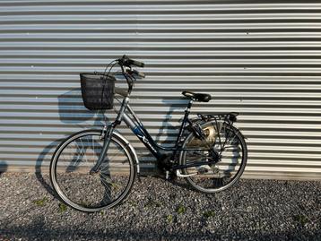 Stadsfiets vrouw beschikbaar voor biedingen