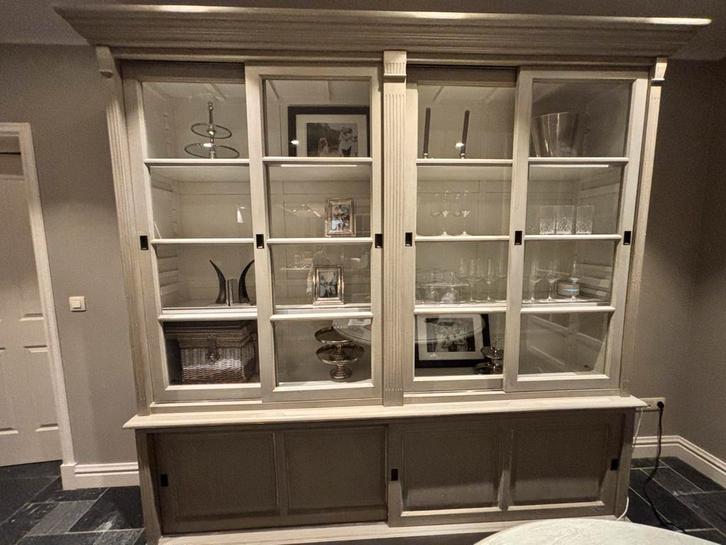 Eetkamer van Charrell (kast, eettafel en dressoir), Huis en Inrichting, Kasten | Buffetkasten, Zo goed als nieuw, Ophalen