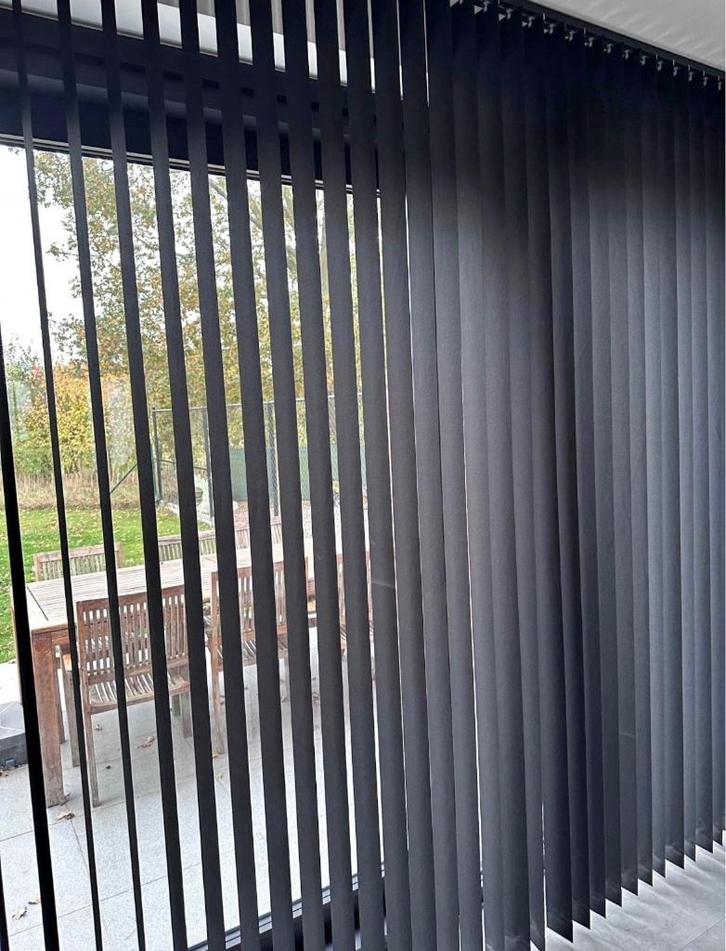 Verticale zwarte lamellen, Huis en Inrichting, Stoffering | Gordijnen en Lamellen, Zo goed als nieuw, Zwart, Ophalen