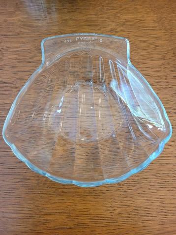 glazen visschelpen Pyrex beschikbaar voor biedingen