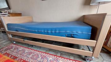 DISTRAC  zorgbed/ziekenhuisbed beuk met matras beschikbaar voor biedingen