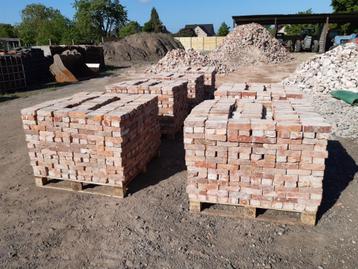 Kleine en grote beerse stenen beschikbaar voor biedingen