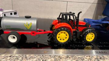 Tractor en kar beschikbaar voor biedingen