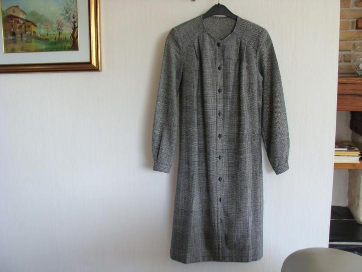 Robe à carreaux, blanc et noir, taille 38/40, Kleding | Dames, Jurken, Zo goed als nieuw, Maat 38/40 (M), Overige kleuren, Onder de knie