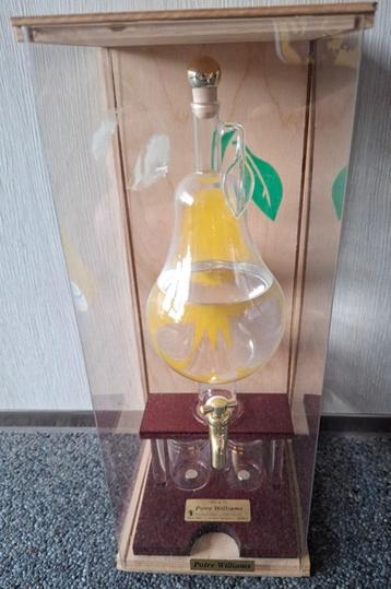 Poire Williams likeur in de vorm van een peer met glazen beschikbaar voor biedingen