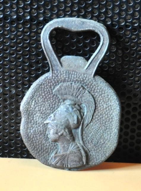 decapsuleur motif grecques (x20150), Collections, Marques de bière, Utilisé, Ouvre-bouteille, Enlèvement ou Envoi