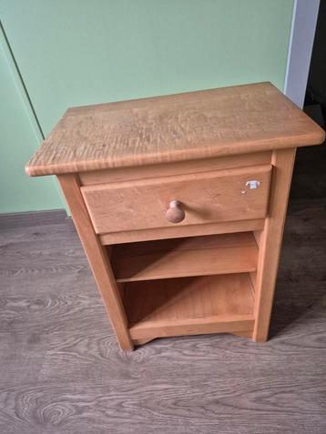 Nachtkastje hout beschikbaar voor biedingen