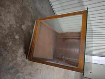Brocante vitrine kast of vitrine toog beschikbaar voor biedingen