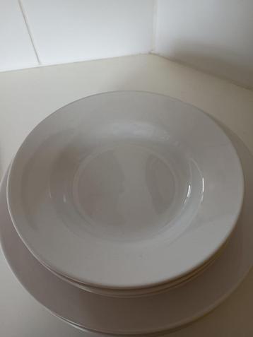 4 assiettes plates 4 assiettes profondes blanches  beschikbaar voor biedingen