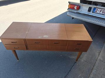 Vintage Scandinavisch dressoir teakhouten kaptafel uit de ja beschikbaar voor biedingen