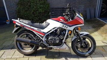 Honda VF 500 F PC 12 Interceptor geheel in onderdelen disponible aux enchères