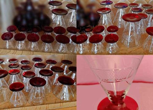 Set 27 verres / 6 coupelles coniques Art Déco pied rouge 50', Antiek en Kunst, Antiek | Glaswerk en Kristal, Ophalen