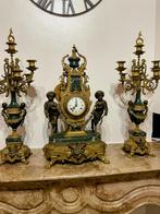 Horloge avec chandelier, Enlèvement