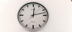 mooie zilveren wandklok, Huis en Inrichting, Ophalen of Verzenden, Gebruikt, Wandklok