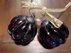 Twee aubergine kleurige zware kerstballen, Enlèvement