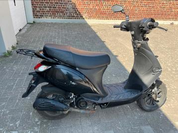 Scooter te koop om te worden gerepareerd  beschikbaar voor biedingen