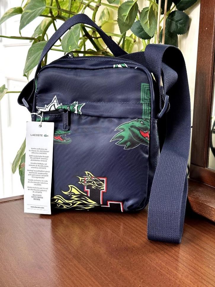Lacoste - Boekentas met print - Donkerblauw, Handtassen en Accessoires, Tassen | Schoudertassen, Nieuw, Overige merken, Blauw